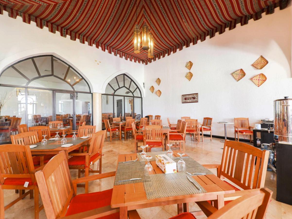 Capital O133 Al Sawadi Beach Resort & Spa Барка Экстерьер фото